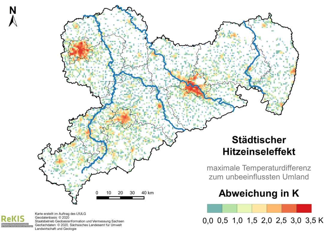 Kartendarstellung des städtischen Hitzeinseleffekts für Sachsen. Es zeigt sich, dass Siedlungsbereiche je nach Größe zwischen 0,4 bis 3,5 Kelvin wärmer sind als die unbebaute Umgebung.