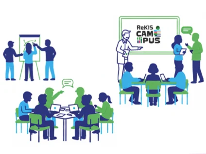 Abbildung von Schülerinnen und Schülern, die in Gruppen an Tischen mit Laptops sitzen, Lehrer an Tafel, dahinter ReKIS Campus Logo