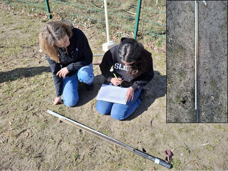 " Menschen sitzen dem Boden und analysieren eine Bodenprobe. Ein Bildausschnitt zeigt einen Bohrkern.