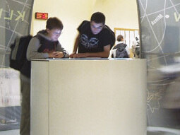 Schüler am Klimapavillon