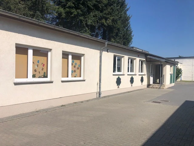 ursprüngliche Fassade des Schulgebäudes, ohne Rankgitter