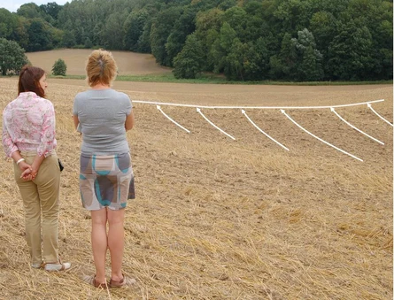 Bild eines Ackers, in dem eine Verwallung zum Rückhalt von Oberflächenabfluss integriert ist. Die Verwallungsanlage kann durch den Landwirt befahren und bewirtschaftet werden.