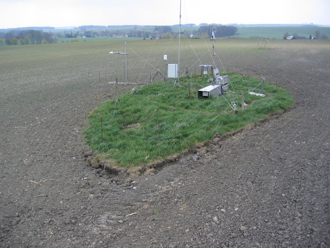Foto der Messstation für CO2-, Wasser- und Wärmeflussmessungen am ackerbaulich genutzten ICOS-Standort Klingenberg