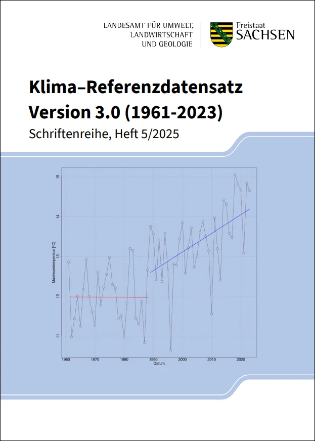 Titelbild Publikation Klimareferenzdatensatz 3.0 Titelbild der Publikation mit Freitstaat Sachsen-Logo oben rechts, Überschrift Klimareferenzdatensatz Version 3.0 (1961-2023) - Schriftenreihe Heft3/2025; Bild zeigt beispielhaft ein Diagramm mit der Maximaltemperatur über die Jahre auf hellblauem Grund.