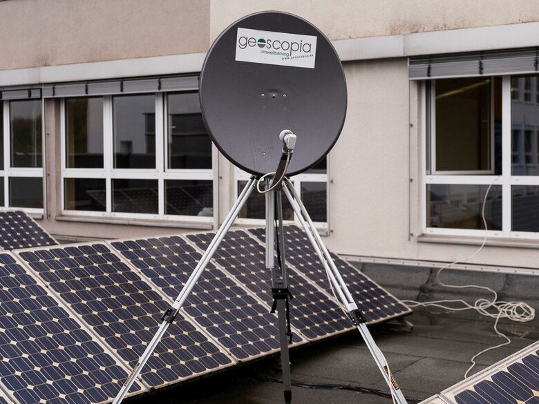 mobile Satellitenanlage auf den Dach einer Schule