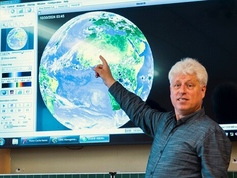Herr Voigt von der Geoscopia Umweltbildung vor einem Live-Satellitenbild