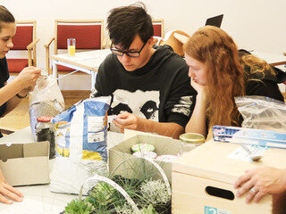 Schülerinnen und Schüler beim Experimentieren