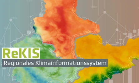 ReKIS Logo (grüne Schrift, weißer Hintergrund), weißer Schriftzug mit grauem Hintergrund: Regionales Klimainformationssystem; im Hintergrund die Länder Sachsen (gelb/dunkelgrün), Sachsen-Anhalt (orange/rot) und Thüringen (Blau/grün), angeschnitten vor gra