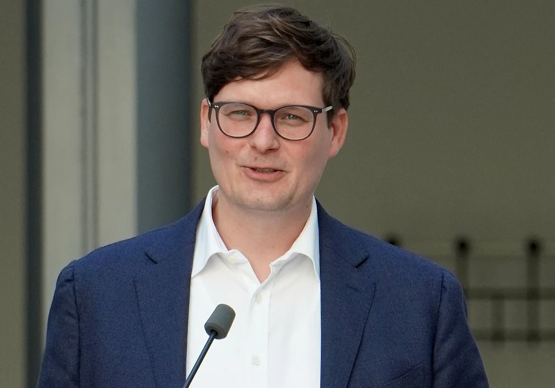 Kultusminister Conrad Clemens spricht zu den Teilnehmenden der Auszeichnungsveranstaltung.