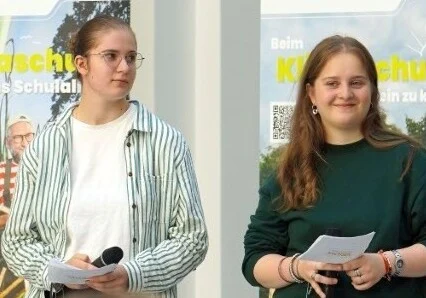 Zwei Vertreterinnen des Landesschülerrats moderieren die Veranstaltung.