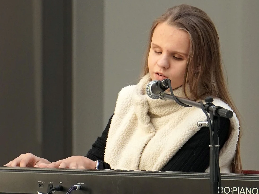 Neyla Lotze, Schülerin der Gemeinschaftsschule Campus Cordis Dresden am Piano
