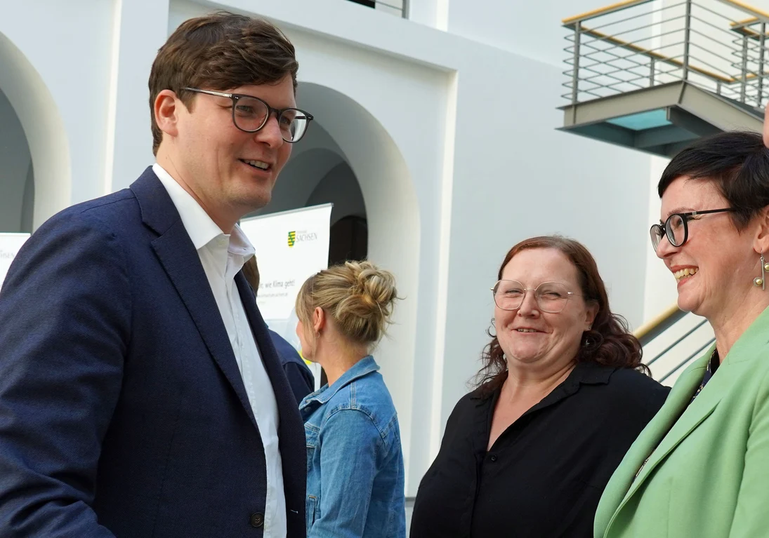 Kultusminister Conrad Clemens und Staatssekretär Sebastian Scheel beglückwünschen zwei ausgezeichnete Klimaschulen.