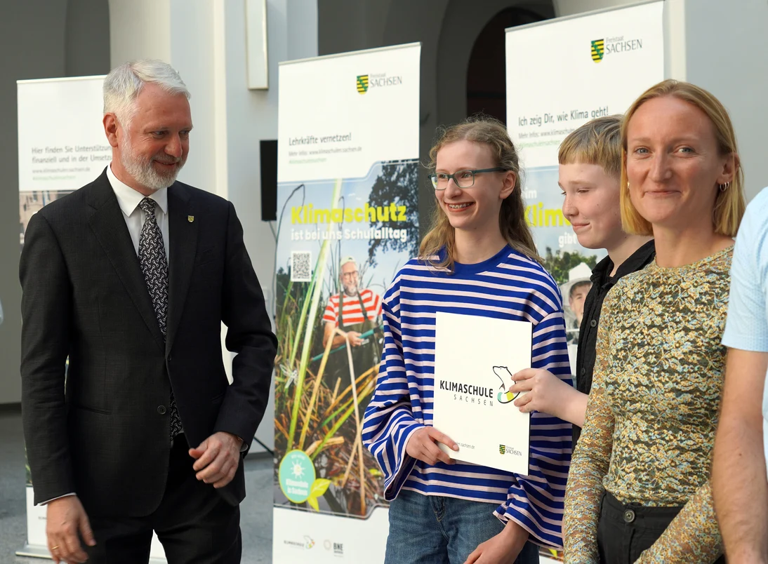 Staatssekretär Sebastian Scheel beglückwünscht eine ausgezeichnete Schule.