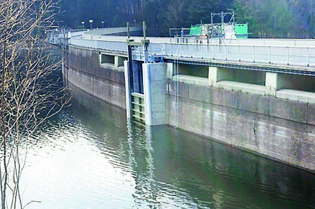 Bild der Staumauer der Talsperre Saidenbach mit Absenkschütz zur Abgabe von Oberflächenwasser in die Hochwasserentlastungsanlage