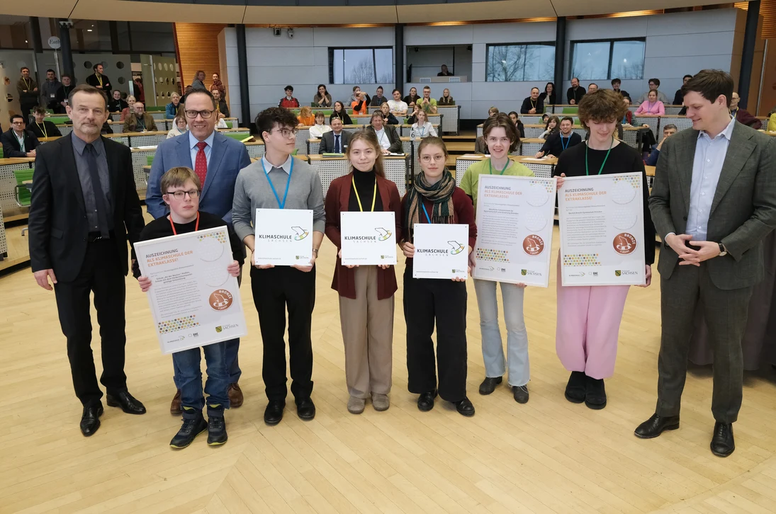 Gruppenfoto der ausgezeichneten Schulen mit den Ministern Dirk Panter und Conrad Clemens und dem Vizepräsidenten des Sächsischen Landtages Prof. Dr. Jörg Scheibe