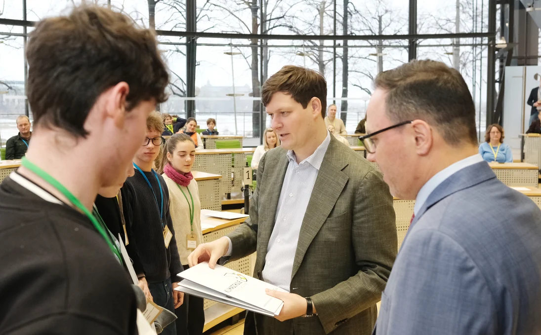 Auszeichnung von Schülerinnen und Schülern durch die Minister Dirk Panter und Conrad Clemens