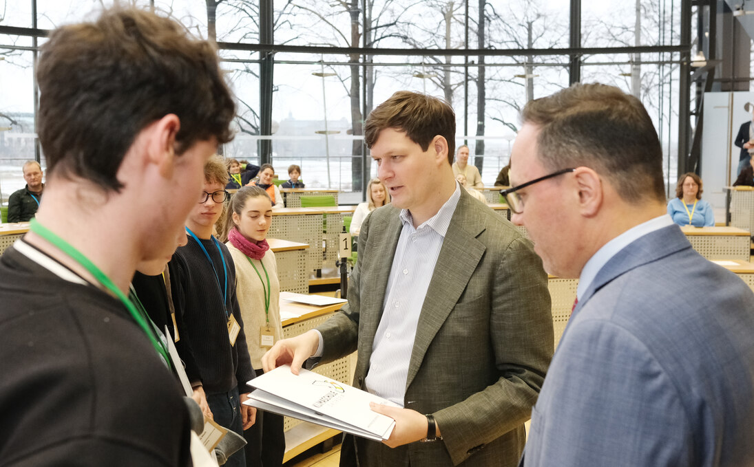 Auszeichnung von Schülerinnen und Schülern durch die Minister Dirk Panter und Conrad Clemens