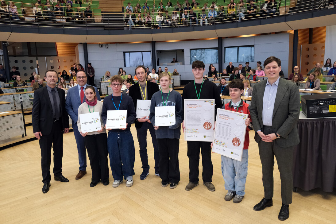 Gruppenfoto der ausgezeichneten Schulen mit den Ministern Dirk Panter und Conrad Clemens und dem Vizepräsidenten des Sächsischen Landtages Prof. Dr. Jörg Scheibe