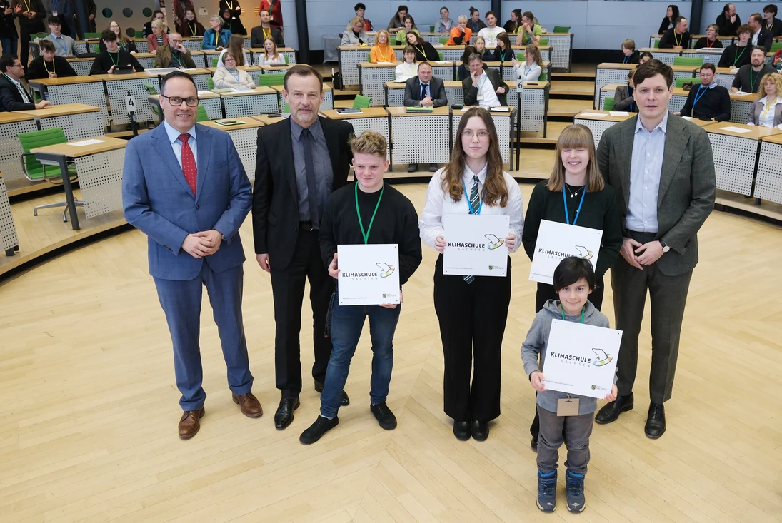 Gruppenfoto der ausgezeichneten Schulen mit den Ministern Dirk Panter und Conrad Clemens und dem Vizepräsidenten des Sächsischen Landtages Prof. Dr. Jörg Scheibe