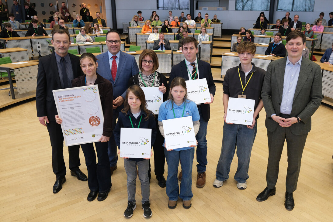 Gruppenfoto der ausgezeichneten Schulen mit den Ministern Dirk Panter und Conrad Clemens und dem Vizepräsidenten des Sächsischen Landtages Prof. Dr. Jörg Scheibe