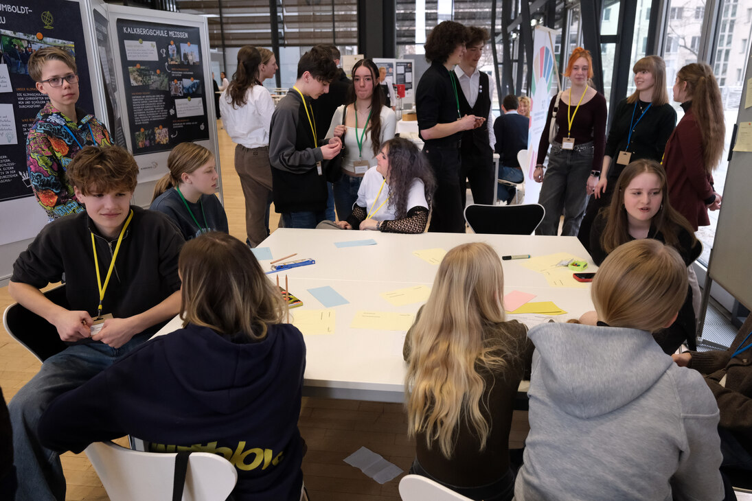 Schülerinnen und Schüler in regem Austausch