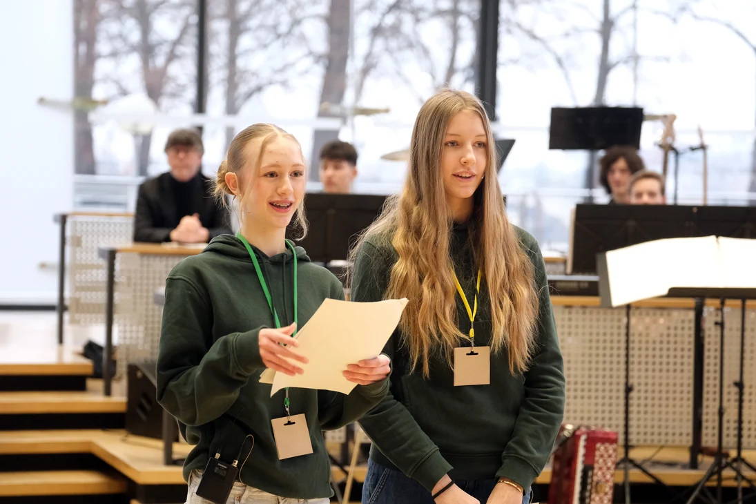 Die Moderatorinnen Nora Rudolph und Magdalena Quaitsch vom Humboldtgymnasium Radeberg.