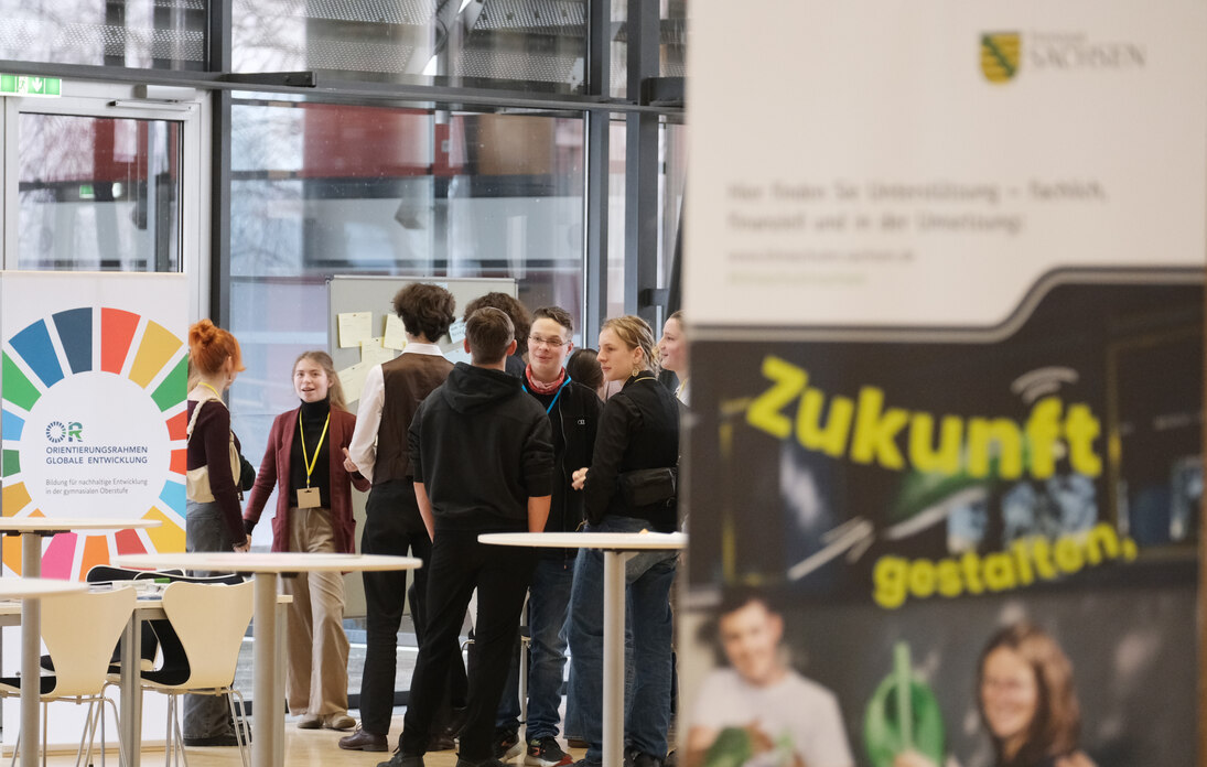 Ein Blick in die Lobby - Teilnehmende der Klimaschulkonferenz in regem Austausch