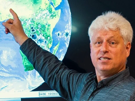 Herr Voigt von der Geoscopia Umweltbildung vor einem Live-Satellitenbild