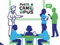 Abbildung von Schülerinnen und Schülern, die in Gruppen an Tischen mit Laptops sitzen, Lehrer an Tafel, dahinter ReKIS Campus Logo