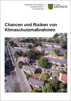 Luftbild von Häusern mit Solarpanels auf Dächern und viel Grün