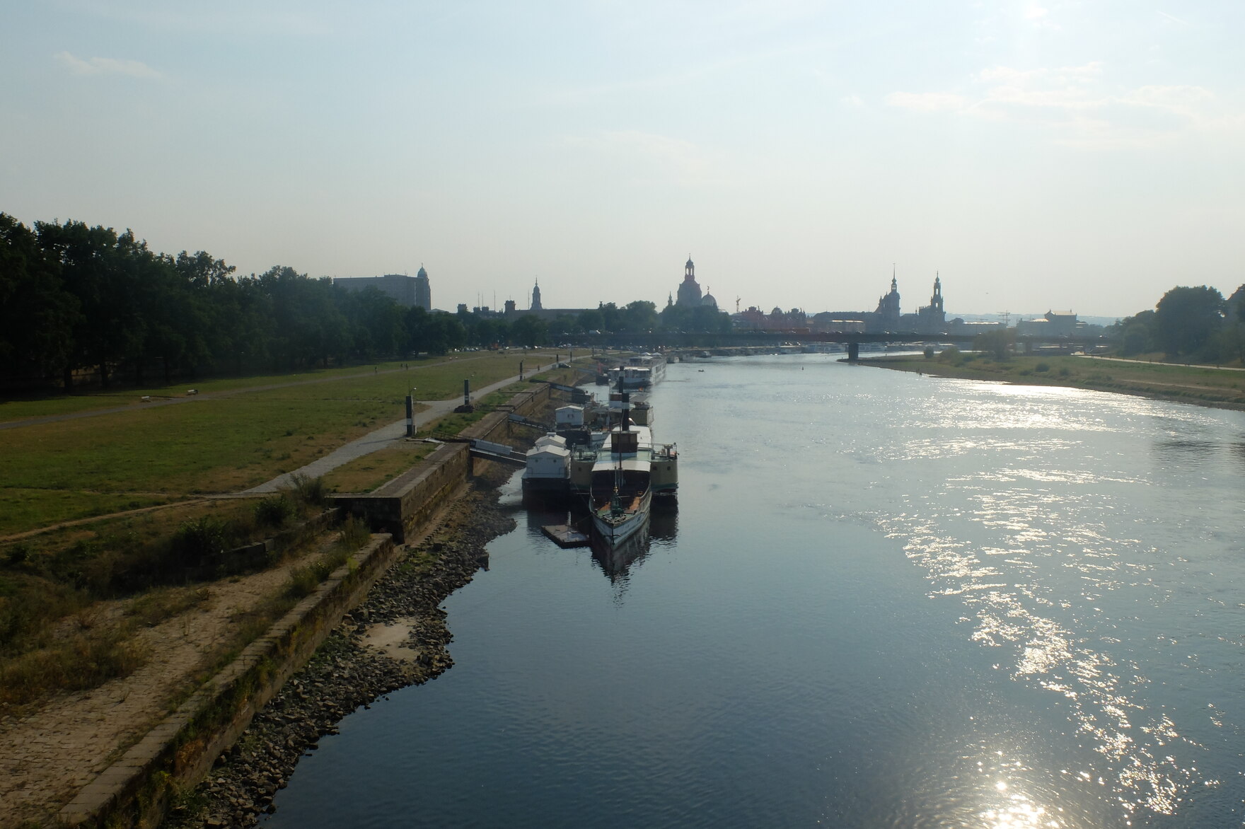 Foto von der Elbe in Dresden von Brücke Richtung Altstadt, sie führt wenig Wasser, Dampfer liegen still