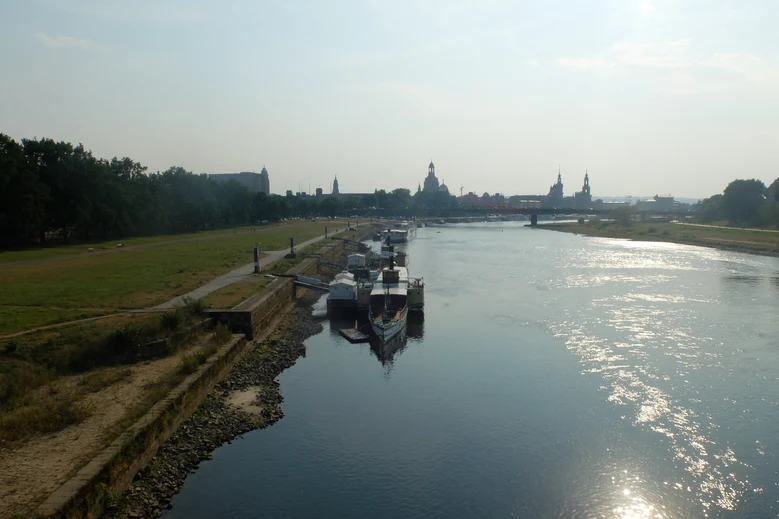 Foto von der Elbe in Dresden von Brücke Richtung Altstadt, sie führt wenig Wasser, Dampfer liegen still