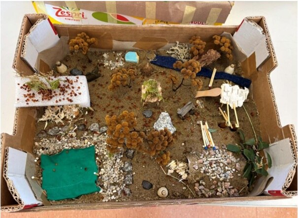 Kiste mit Naturmaterialien . Spielerische Nachbildung eines Schulhofes