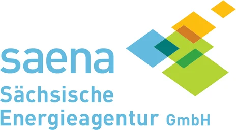 SAENA – Sächsische Energieagentur: Logo mit blauem Schriftzug links unten und rechts geometrischen Formen/Rechtecken in blau, grün und gelb