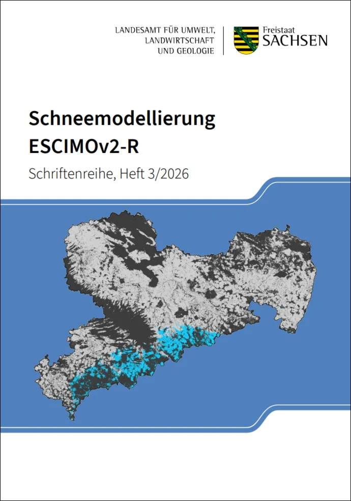 Titelseite der Publikation: rechts oben Logo LfULG, Überschrift oben mittig, Zusatz "Schriftenreihe, Heft 3/2026", Bild mittig zeigt Sachsenkarte auf blauem Hintergrund in grau und schwarz, Teile des Erzgebirges sind hellblau.