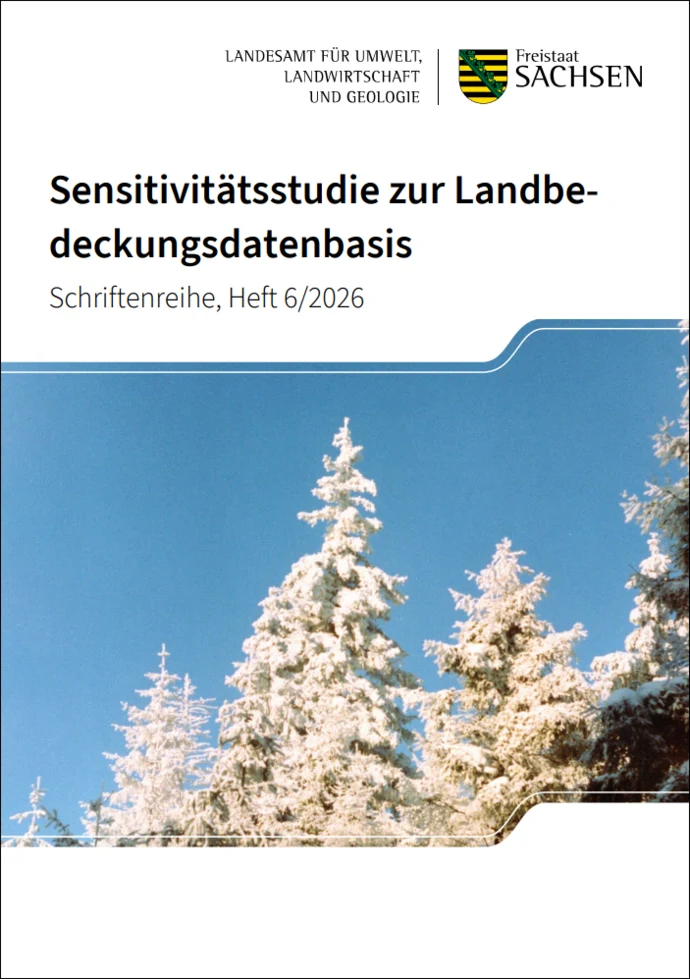 Titelseite der Publikation: rechts oben Logo LfULG, Überschrift oben mittig, Zusatz "Schriftenreihe, Heft 6/2026", Bild mittig zeigt schneebedeckte Nadelbäume dahinter strahlend blauer Himmel