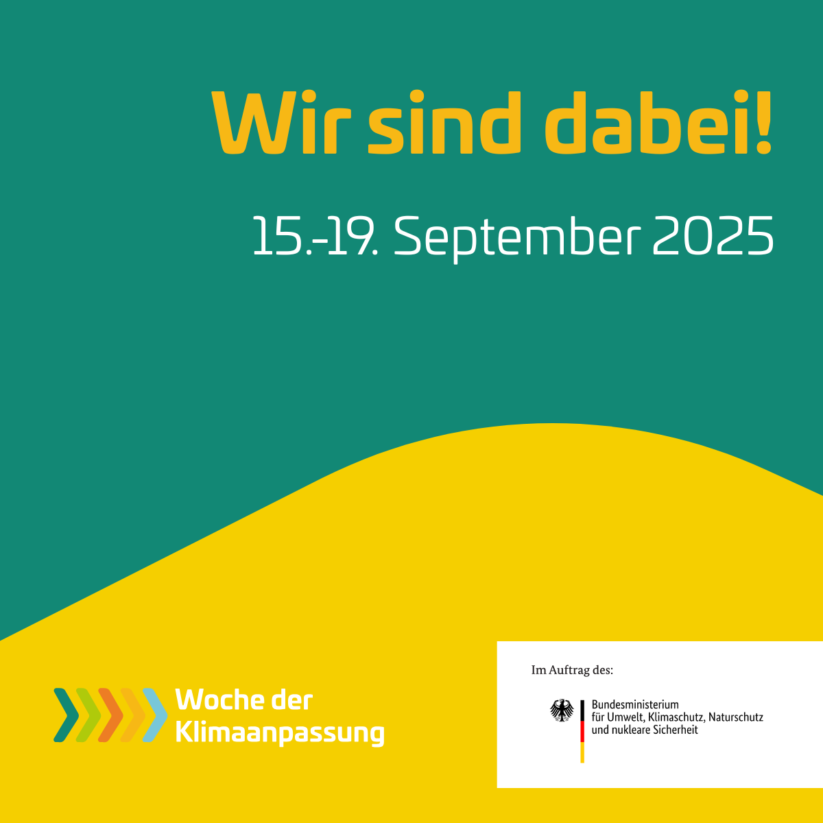 Logo der Woche der Klimaanpassung: (Türkis-)Grüner und Gelber Hintergrund mit Gelben und weißen Text in der oberen rechten Ecke: Wir sind dabei! 15.-19. September 2025 unten rechts Logo vom BMUKN und links unten bunte Pfeile und weißer Text: Woche der Kli